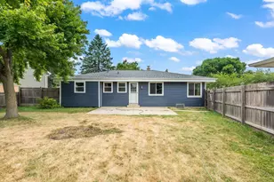 1020 Lilac Ln, Pewaukee, WI 53072 - Photo 2