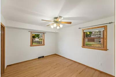 1020  Lilac Ln, Pewaukee, WI 53072 - Photo 16