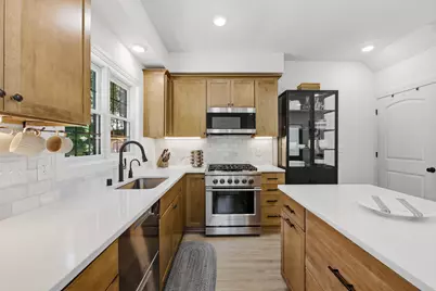 2604 E Park Pl #1, Milwaukee, WI 53211 - Photo 8