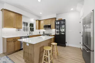 2604 E Park Pl, Milwaukee, WI 53211 - Photo 6