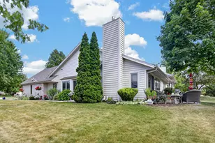 402 Green Valley Dr, Racine, WI 53406 - Photo 18