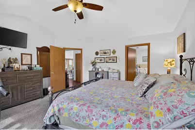 402  Greenvalley Dr, Racine, WI 53406 - Photo 12