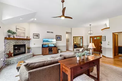 W263N2367  Deer Haven Dr, Pewaukee, WI 53072 - Photo 6