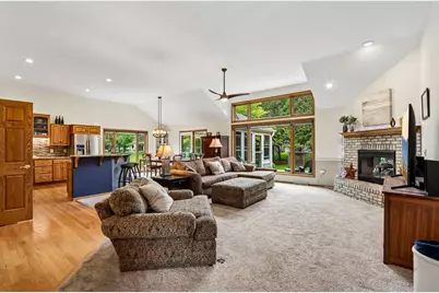 W263N2367  Deer Haven Dr, Pewaukee, WI 53072 - Photo 2