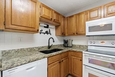 W240N2160  Dorchester Dr #11B, Pewaukee, WI 53072 - Photo 10