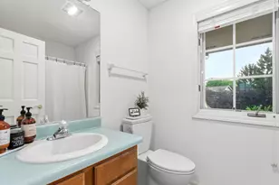 W240N2160 Dorchester Dr, Pewaukee, WI 53072 - Photo 18