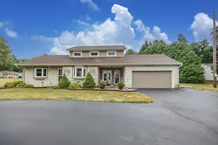 S94W14409 Groveway Ln, Muskego, WI 53150 - Photo 2