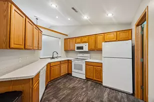 842 Evergreen Dr, Hartford, WI 53027 - Photo 10