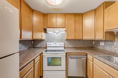 6100 W Stonehedge Dr #365D, Greenfield, WI 53220 - Photo 8