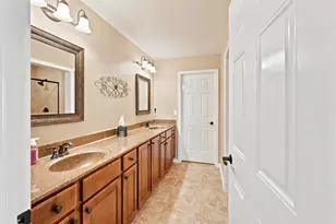 W250N4997 William Dr, Sussex, WI 53072 - Photo 16