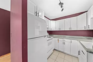 929 N Astor St, Milwaukee, WI 53202 - Photo 2