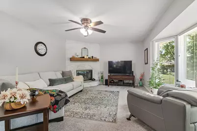 241  Parkview Ct, Pewaukee, WI 53072 - Photo 2