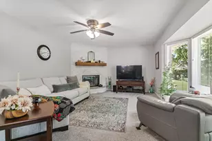241 Parkview Ct, Pewaukee, WI 53072 - Photo 2