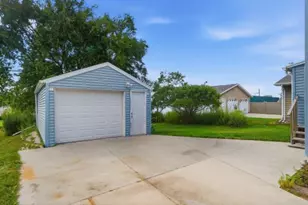 1516 N 23rd St, Manitowoc, WI 54220 - Photo 4