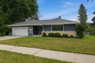 1661 Laurel St, Manitowoc, WI 54220 - Photo 2