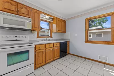 725  Oak St, South Milwaukee, WI 53172 - Photo 8