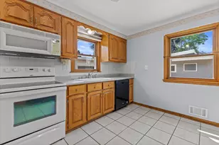 725 Oak St, South Milwaukee, WI 53172 - Photo 8