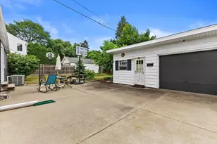 725 Oak St, South Milwaukee, WI 53172 - Photo 2