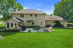 8620 S Hunting Park Dr, Franklin, WI 53132 - Photo 2
