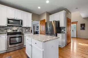 700 Creekwood Dr, West Bend, WI 53095 - Photo 14