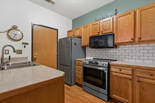 2415 Fox River Pkwy, Waukesha, WI 53189 - Photo 8