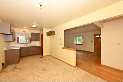 6937  Willow Brook Rd, Racine, WI 53402 - Photo 6
