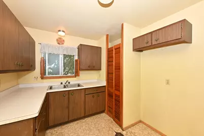 6937  Willow Brook Rd, Racine, WI 53402 - Photo 8