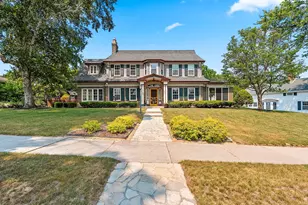 822 Hawthorne Terrace, Manitowoc, WI 54220 - Photo 2
