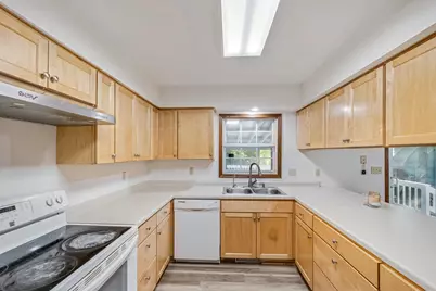 6908 W Marine Ct, Milwaukee, WI 53223 - Photo 10