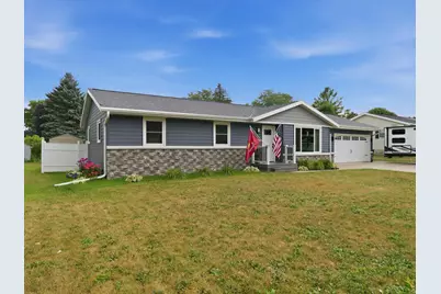 1716  Eisenhower St, New Holstein, WI 53061 - Photo 2