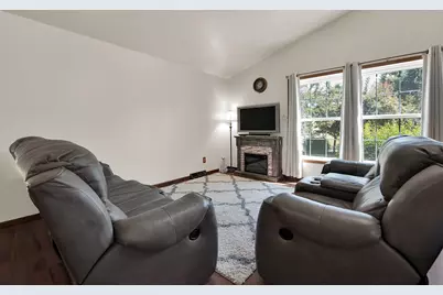 8820 W Travis Ln, Franklin, WI 53132 - Photo 16
