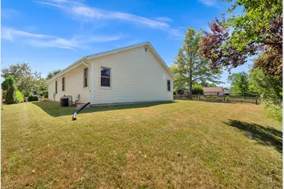 8820 W Travis Ln, Franklin, WI 53132 - Photo 12