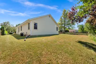 8820 W Travis Ln, Franklin, WI 53132 - Photo 12