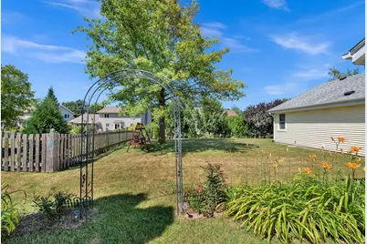 8820 W Travis Ln, Franklin, WI 53132 - Photo 8