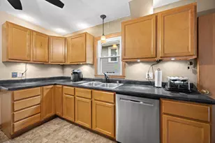 1735 S 92nd St, West Allis, WI 53214 - Photo 8