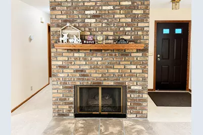 385  Lexington Ct #A, Pewaukee, WI 53072 - Photo 4