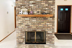 385 Lexington Ct, Pewaukee, WI 53072 - Photo 4