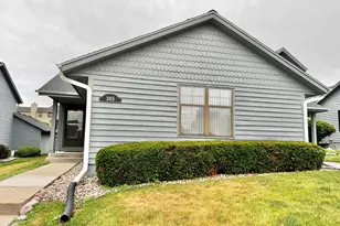 385 Lexington Ct, Pewaukee, WI 53072 - Photo 2