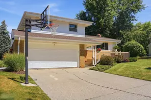6712 Manchester Dr, Greendale, WI 53129 - Photo 4