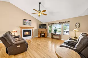 415 E Sunny Hill Dr, Elkhorn, WI 53121 - Photo 4