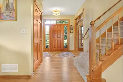W176N5411  Highridge Dr, Menomonee Falls, WI 53051 - Photo 6