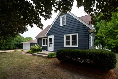 10431 W Courtland Ave, Wauwatosa, WI 53225 - Photo 2
