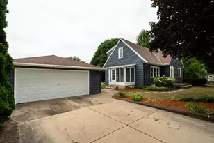 10431 W Courtland Ave, Wauwatosa, WI 53225 - Photo 4