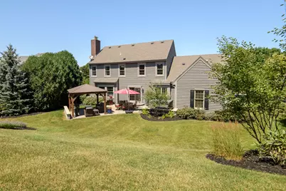 587  Cottonwood Ln, Grafton, WI 53024 - Photo 6