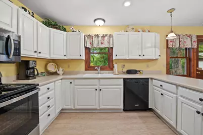 S86W30445  Stonegate Dr, Mukwonago, WI 53149 - Photo 8