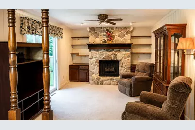 4707 S 81st St, Greenfield, WI 53220 - Photo 8