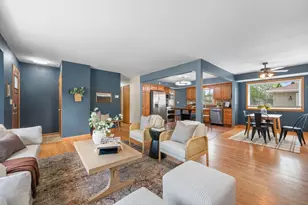 W147N8446 Manchester Dr, Menomonee Falls, WI 53051 - Photo 4