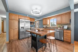 W147N8446 Manchester Dr, Menomonee Falls, WI 53051 - Photo 6