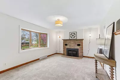 4260 N 93rd St, Wauwatosa, WI 53222 - Photo 6