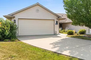 539 Maple Leaf Ct, Manitowoc, WI 54220 - Photo 2